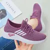Nuevos zapatos casuales de mujer para primavera y verano, zapatos de malla transpirable de punto volador, zapatos simples y modernos para estudiantes, zapatillas blancas ligeras