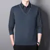 Suéter masculino de outono, base de malha falsa de duas peças, forrado com fleece e espessado, top casual e estiloso com gola de camisa online