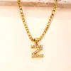 Pingente Único Cruzamento de Fronteiras Novo Joia de Aço Inoxidável Cravejada de Diamantes Colar com 26 Letras Fashionable High-End Acessórios de Joias DIY