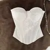 Elegante top de renda patchwork com detalhe de laço, cintura ajustada e efeito emagrecedor, tornando-o uma peça versátil