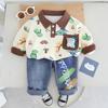 Traje de niño primavera 2025 nuevo guapo bebé primavera y otoño solapa dinosaurio de dibujos animados coche Camisa Polo conjunto de dos piezas