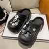 Sapatos femininos com sola grossa e furos, novos, com plataforma, antiderrapantes, moda, populares online, sandálias de praia para uso externo no verão, atacado