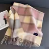 Bufanda Cálida de Cuadros de Color Contrastante de Alta Gama para Otoño e Invierno Chal para Mujer Versátil Ropa de Trabajo Bufanda de Imitación Cachemir con Borlas de Arena Fina