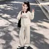 Novo Conjunto de Moda Infantil Duas Peças para Meninas Primavera e Outono Sudadora Fofa com Bordado de Coelho Calça de Pernas Largas Versátil Tamanhos Médio e Grande Tendência