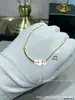 Nuevo collar blanco de nácar con sonrisa, V bañado en oro rosa de 18K, lujo ligero con un toque de alta gama, collar de nácar blanco con caras sonrientes en ambos lados