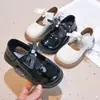 Sapatos Mary Jane de couro para meninas, nova coleção outono 2026, estilo princesa com laço e enfeites de pérola, sola macia, versátil para apresentações