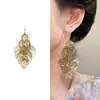 Pendientes Largos de Botón Exagerados de Hoja de Oro con Personalidad Europea y Americana Ganchos para Orejas Largos con Borla Hueca Retro Mori-kei Textura de Alta Calidad