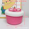 Cesta de almacenamiento tejida hecha a mano al por mayor de fábrica, caja de almacenamiento de color macarrón con tapa, decoración de escritorio para el hogar y organizador de artículos varios