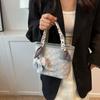 Bolso de Mano Sencillo y Elegante para Mujer 2024 Nueva Moda Estampado de un Solo Hombro Diseño de Nicho Cruzado Bolso Cubo Versátil