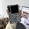 Funda para teléfono Huawei PuraX P50Pocket2 Pantalla plegable Estampado de leopardo Bola de pelo Cordón de mano Estuche protector portátil