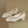 2026 Sapatos Confortáveis de Salto Grosso com Pérolas Estilo Francês, Elegantes e Versáteis, Novo Design com Strass para Vestidos de Festa