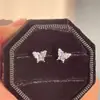 Exquisitos Pendientes de Mariposa con Gota de Aceite de Diamante Azul para Mujer, Versátiles, Diseño Sencillo de Nicho, Pendientes de Alta Gama, Elegantes, de Moda para Mujer