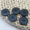 Novos Botões de Resina com Padrão de Alta Qualidade, Botões de Quatro Furos, Botões de Café Preto de Alta Qualidade, Botões Decorativos para Terno Venda por Atacado