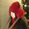 Chapéu de Lã Colorido de Pelúcia Tricotado Estilo Coreano com Tiras para Mulheres, Chapéu de Lã Vermelho de Inverno Novo Ano Espessado Quente Protetor de Orelha