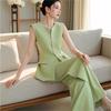 O vestido de verão é combinado com um conjunto completo de sal, levemente maduro, elegante, decente, um-e-um-toque, conjunto de top e calça verde