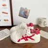 Tênis Esportivo 2026 Outono Novo Design Sense Bico Redondo Estilo Coreano Xadrez Cadarço Sapatos Brancos Casuais Versáteis Tênis de Plataforma Feminino