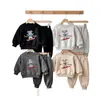 Conjunto de sudadera con estampado de cachorro de esquí de dibujos animados para niños de principios de otoño, conjunto de dos piezas de pantalones deportivos jogger de manga larga para niños de primavera y otoño
