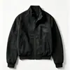 Nueva chaqueta para hombre de PU 2026, moderna y elegante, con un diseño de tejido de canalé resistente, un cuello alto casual y un corte relajado