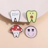 Broche de metal de moda de nicho con cara sonriente de aguacate, dientes, hongo, letras en inglés, creativo de dibujos animados, nuevo, personalidad
