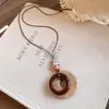 Colar com cordão de couro retrô e pingente oval, um acessório de moda luxuoso e estiloso, perfeito para combinar com suéteres, uma joia única e versátil para mulheres