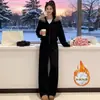 Un Conjunto Completo de Atuendos de Invierno Estilo Coreano para Reducir la Edad, Holgados, Casuales, Deportivos, Incluyendo un Conjunto de Dos Piezas de Sudadera Gruesa Forrada de Polar con Cuello de Piel y Pantalones de Pierna Ancha