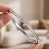 Pulsera de acero de titanio con símbolo de infinito e incrustación de diamante, pulsera versátil de acero inoxidable de diseño de nicho de lujo ligero europeo y americano para mujer