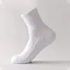 Meias esportivas masculinas com sola atoalhada, antibacterianas, resistentes a odores, absorventes de suor, meias curtas até a panturrilha, meias de algodão de cor sólida, adequadas para todas as estações, modelos preto e branco