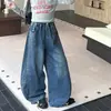 Nova coleção de outono para meninas: Calça jeans estilo coreano com adornos de strass, apresentando barra curva, caimento solto, efeito emagrecedor, pernas largas e um design moderno e oversized.