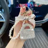 Chaveiro de carro de bolsa com diamantes completos da moda, pingente de bolsa modelo de argila com corrente de pérolas criativas, pingente personalizado no atacado para mulheres