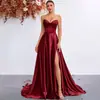 Vestido de noite sem alças de cetim novo transfronteiriço, de alta qualidade e luxuoso, com fenda alta, corte justo e cauda esvoaçante, perfeito para banquetes