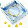 Lele Jewelry Pulsera de Acero de Titanio Moderna y Versátil para Mujer Nuevo Diseño de Flor Margarita Oro de 18K Joyería de Mano Europea y Americana