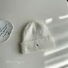 Chapéu de Lã Estilo Coreano com Bordado de Letra, Furos Pequenos, Rua Personalizada, Novo Chapéu Versátil de Outono e Inverno, Chapéu de Tricô Quente