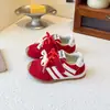 Tênis esportivos infantis para meninas, novos modelos primavera e outono 2026, tênis de treino alemães com sola macia de malha, sapatos de malha respiráveis para meninas