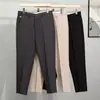 Calças masculinas pretas slim fit calças casuais masculinas moda coreana calças de comprimento no tornozelo bordadas com abelha calças sociais masculinas