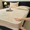 Sábana bajera ajustada de terciopelo de leche bordada y engrosada, pieza única, colcha de forro polar de coral para invierno, protector de colchón de felpa, juego de tres piezas