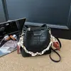 Bolsa tipo saco altamente estilosa, nova tendência outono 2026, bolsa transversal de cor sólida da moda, bolsa de mão personalizada com corrente de nicho