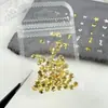 Decorações de arte para unhas com tema oceânico: Designs de estrelas-do-mar douradas e prateadas, conchas e coqueiros em estilo japonês, com apliques metálicos para unhas