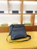 Bolsa Cruzada de Nylon Impermeable para Hombre con Logo Triangular Familia P Moda de Comercio Exterior Transfronteriza Conveniente para Viajes de Negocios
