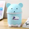 Papelera de escritorio de dibujos animados con tapa, Mini papelera de almacenamiento para mesita de noche de dormitorio, Contenedor de basura para almacenamiento en el coche