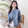Foto real de chaqueta vaquera corta para mujer para primavera y otoño, con cuello alto, corte holgado, estilo casual, prenda exterior vaquera moderna y a la moda