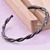 Pulseira Aberta com Rosca Quente Transfronteiriça Moda Popular Pulseira de Aço Titânio Aço Inoxidável Branca Masculina e Feminina