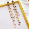 Diamante Principal Verde Vintage con Borlas de Piedras de Colores, Cadena Fina de Oro Multicapa con Colgantes de Piedra Triturada, Mostrando Elegancia y un Estilo Único para Mujeres