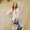 Camisa branca decote V estilo francês para mulheres, coleção verão-outono 2026, com detalhes em renda, amarração, top leve