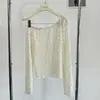 Camiseta de Manga Larga con Lunares, Cuello Asimétrico Off-Shoulder, Estilo Puro Deseo Ruoxin para Mujer, Nueva Colección de Otoño, Diseño Texturizado, Corte Entallado, Corta