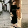 Traje de terciopelo negro elegante hecho a medida para mujer de otoño con cuello redondo, manga larga, bajo fruncido y cintura elástica