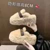 Pantuflas esponjosas de suela gruesa para mujer, que aumentan la altura, adecuadas para usar en exteriores en otoño e invierno, nuevo estilo con forro de felpa añadido, pantuflas de algodón tipo slip-on fáciles de poner