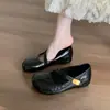 Sapatos Femininos Planos Prateados com Elevação Interna Estilo Francês 2026 Novo Par Primavera/Verão para Usar com Saias Sapatos Pequenos de Couro Estilo Ballet Mary Jane