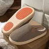 Chinelos de algodão lisos e simples para outono e inverno para mulheres, com forro de fleece, antiderrapantes e resistentes ao desgaste, adequados para uso doméstico, quarto e como estilo de casal, apresentando um design fofo e de pelúcia.