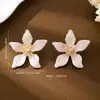 Pendientes de Flor Goteo de Aceite de Nicho de Tendencia de Moda de Venta Caliente Transfronteriza Son Adecuados para que las Mujeres los Usen en Citas Diarias y Vacaciones en la Playa