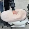 Funda de Asiento Cálida Universal de Felpa y Engrosada para Invierno para Patinetes Eléctricos y Motocicletas